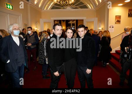 Anja Kling mit Ehemann Oliver Haas und Sohn Tano Kling bei der Premiere des Theaterstück 'Rent A Friend' im Schlosspark Theatre. Berlino, 08.01.2022 Foto Stock