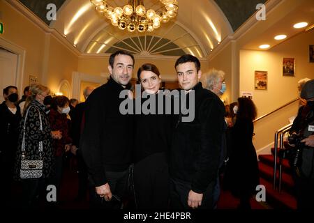 Anja Kling mit Ehemann Oliver Haas und Sohn Tano Kling bei der Premiere des Theaterstück 'Rent A Friend' im Schlosspark Theatre. Berlino, 08.01.2022 Foto Stock