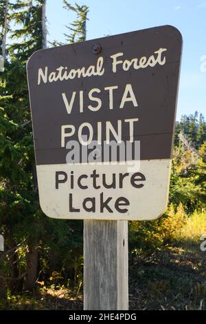 Mount Baker, WA, Stati Uniti d'America - 23 settembre 2021; Sign post per la famosa destinazione turistica di Vista Point a Picture Lake a Mount Baker Foto Stock