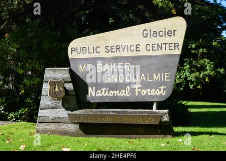 Glacier, WA, USA - 23 settembre 2021; insegna per il centro di servizio pubblico a Glacier in Mt Baker Snoqualmie National Forest nel Pacifico nord-occidentale Foto Stock