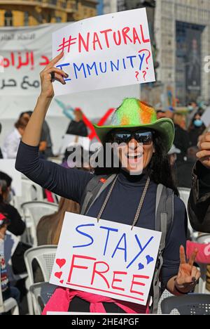 (220109) -- BEIRUT, 9 gennaio 2022 (Xinhua) -- Un manifestante tiene cartelloni in Piazza dei Martiri nel centro di Beirut, Libano, il 8 gennaio 2022. Decine di libanesi si sono riuniti in Piazza dei Martiri nel centro di Beirut, in Libano, sabato, rifiutando di avere vaccinazioni e chiedendo libertà di scelta tra l'aumento dei casi COVID-19 nel paese. Nel frattempo, con 7.547 nuovi casi COVID-19 registrati a livello nazionale sabato, l'onda COVID-19 Omicron, iniziata tre settimane fa in Libano, si è trasformata in uno "tsunami", ha avvertito il ministro della Sanità del paese Firas Abiad. La corrispondenza nazionale ora era a 769.400, e. Foto Stock