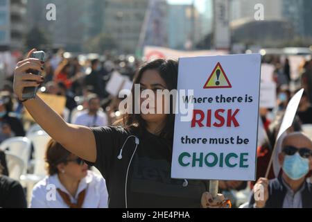 (220109) -- BEIRUT, 9 gennaio 2022 (Xinhua) -- Un manifestante tiene un cartello in Piazza dei Martiri nel centro di Beirut, Libano, il 8 gennaio 2022. Decine di libanesi si sono riuniti in Piazza dei Martiri nel centro di Beirut, in Libano, sabato, rifiutando di avere vaccinazioni e chiedendo libertà di scelta tra l'aumento dei casi COVID-19 nel paese. Nel frattempo, con 7.547 nuovi casi COVID-19 registrati a livello nazionale sabato, l'onda COVID-19 Omicron, iniziata tre settimane fa in Libano, si è trasformata in uno "tsunami", ha avvertito il ministro della Sanità del paese Firas Abiad. La corrispondenza nazionale ora era a 769.400, e. Foto Stock