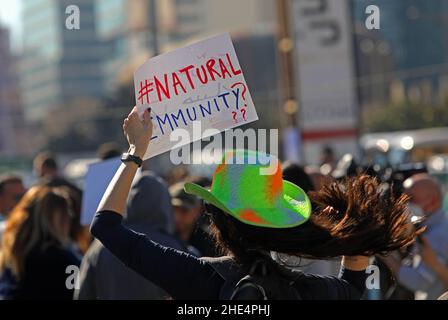 (220109) -- BEIRUT, 9 gennaio 2022 (Xinhua) -- Un manifestante tiene un cartello in Piazza dei Martiri nel centro di Beirut, Libano, il 8 gennaio 2022. Decine di libanesi si sono riuniti in Piazza dei Martiri nel centro di Beirut, in Libano, sabato, rifiutando di avere vaccinazioni e chiedendo libertà di scelta tra l'aumento dei casi COVID-19 nel paese. Nel frattempo, con 7.547 nuovi casi COVID-19 registrati a livello nazionale sabato, l'onda COVID-19 Omicron, iniziata tre settimane fa in Libano, si è trasformata in uno "tsunami", ha avvertito il ministro della Sanità del paese Firas Abiad. La corrispondenza nazionale ora era a 769.400, e. Foto Stock