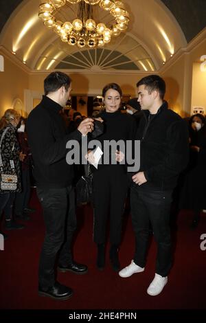 Anja Kling mit Ehemann Oliver Haas und Sohn Tano Kling bei der Premiere des Theaterstück 'Rent A Friend' im Schlosspark Theatre. Berlino, 08.01.2022 Foto Stock