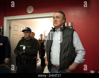 Marietta, GA, Stati Uniti. 8th Jan 2022. L'ex senatore degli Stati Uniti David Perdue attende la sua introduzione al meeting Suburban Atlanta GOP. Perdue ha perso il suo seggio al Senato nelle elezioni del 2020 e cerca un ritorno alla politica, sperando di sostituire il repubblicano in carica Gov. Brian Kemp. (Credit Image: © Robin Rayne/ZUMA Press Wire) Foto Stock