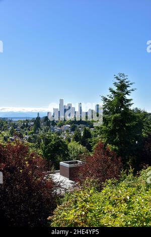 Lo skyline di Seattle visto dal Jose Rizal Park, Washington state, USA Foto Stock