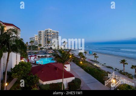 Vista aerea al crepuscolo dello storico Hotel del Coronado e della spiaggia di San Digeo Foto Stock
