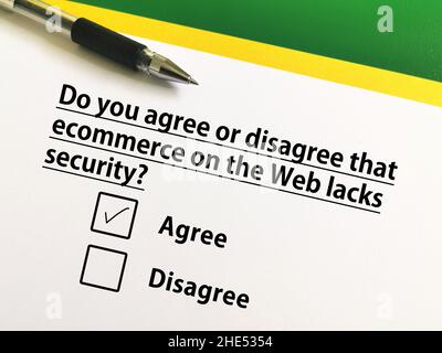 Una persona risponde a domande sul lavoro. La persona accetta che l'e-commerce sul web manca di sicurezza. Foto Stock