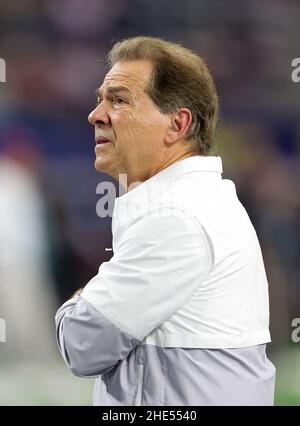 Arlington, Texas, Stati Uniti. 31st Dic 2021. Nick Saban gioca sul campo prima della partita del Goodyear Cotton Bowl tra l'Alabama Crimson Tide e i Cincinnati Bearcats il 31 dicembre 2021 all'AT&T Stadium di Arlington, Texas. (Credito obbligatorio: Freddie Beckwith/MarinMedia.org/Cal Sport Media) (fotografo completo assoluto e crediti richiesti).Televisione, o riviste a scopo di lucro contattare direttamente MarinMedia. Credit: csm/Alamy Live News Foto Stock