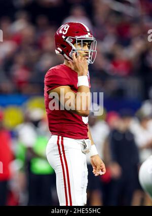 Arlington, Texas, Stati Uniti. 31st Dic 2021. Alabama Crimson Tide quarterback Bryce Young (9) attende il gioco durante la partita del Goodyear Cotton Bowl tra l'Alabama Crimson Tide e i Bearcats Cincinnati il 31 dicembre 2021 all'AT&T Stadium di Arlington, Texas. (Credito obbligatorio: Freddie Beckwith/MarinMedia.org/Cal Sport Media) (fotografo completo assoluto e crediti richiesti).Televisione, o riviste a scopo di lucro contattare direttamente MarinMedia. Credit: csm/Alamy Live News Foto Stock