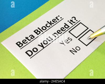 Una persona sta rispondendo alle domande sul beta-bloccante. Foto Stock
