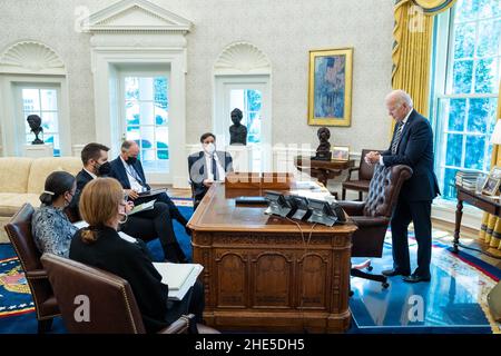 Washington, DC, Stati Uniti. 14th Ott 2021. Il presidente Joe Biden incontra i consulenti senior sui progetti Build Back Better e sulle infrastrutture, giovedì 14 ottobre 2021, presso l'ufficio ovale. (Foto di Adam Schultz) Credit: White House/ZUMA Press Wire Service/ZUMAPRESS.com/Alamy Live News Foto Stock