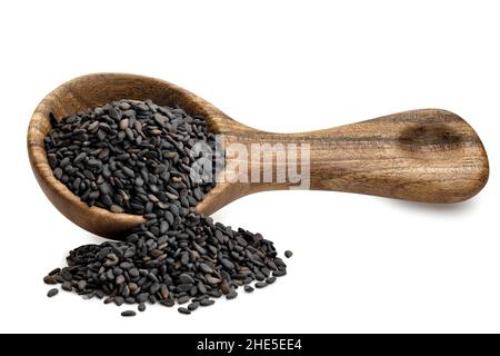 semi di sesamo nero in cucchiaio di legno isolato Foto Stock