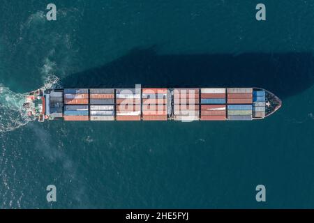 La nave container si muove in mare. Intorno alla schiuma dal lavoro della vite. Vista della nave dall'alto. Foto Stock