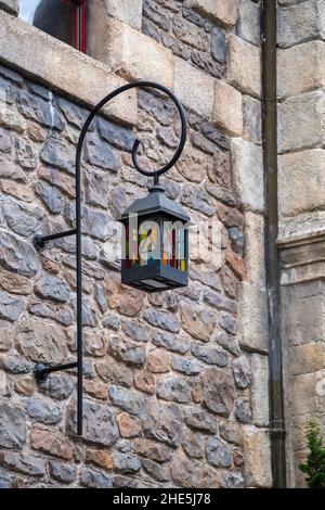 Lampada da strada con design retrò sulla strada in un villaggio di montagna vicino alla città di da Nang, Vietnam, stile vintage Foto Stock