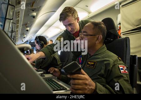 Sailor dimostra la sorveglianza e le capacità di ricognizione degli aerei P-8A Poseidon al capo della Marina Royal Thai Petty. (32653224160). Foto Stock