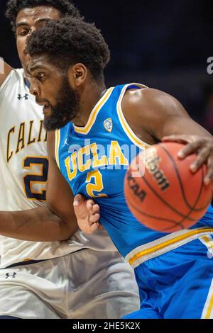 UCLA in avanti Cody Riley (2) guida al basket contro California in avanti Andre Kelly (22) durante la prima metà a Berkeley, California, Sabato D. Foto Stock