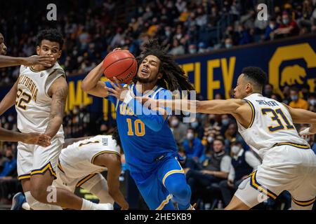 La guardia UCLA Tyger Campbell (10) è imbrogliata dalla guardia californiana Jordan Shepherd (31) durante la seconda metà di Berkeley, California, sabato 8 dicembre, Foto Stock