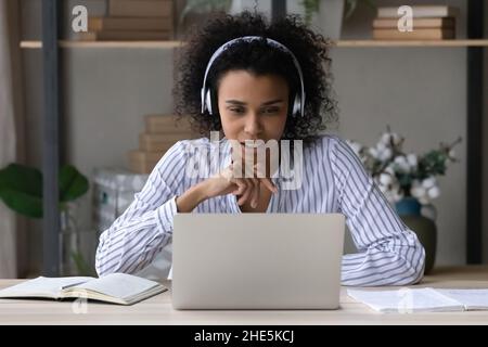 Giovane afroamericana che tiene una videochiamata incontro. Foto Stock