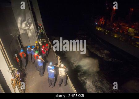 I marinai a bordo di USS Mesa Verde si preparano a sparare le file per il rifornimento della flotta Oiler USNS Patuxent. (29564410833). Foto Stock