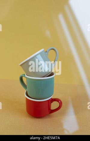 Tazza da viaggio in metallo con isolamento termico sull'impugnatura. Comoda  tazza infrangibile per bevande calde e fredde isolarsi su sfondo bianco  Foto stock - Alamy