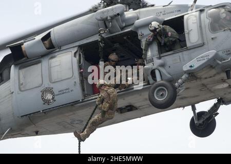 Velisti in corda veloce da un elicottero MH-60s Sea Hawk. (18058017963). Foto Stock