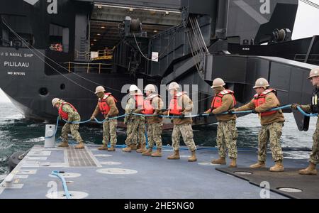 I marinai trasportano in una linea di molla per assicurare il sistema di illuminazione Navy migliorato Roll-on-Roll-Off scarico. (33974575915). Foto Stock