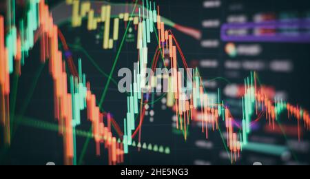 Interfaccia grafica digitale in crescita sfocata su sfondo blu scuro. Concetto di mercato azionario e finanziario Foto Stock