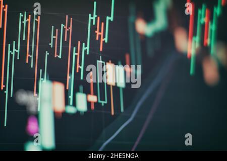 Interfaccia grafica digitale in crescita sfocata su sfondo blu scuro. Concetto di mercato azionario e finanziario Foto Stock