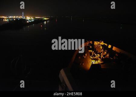 I marinai preparano l'ancoraggio a bordo della USS San Diego (LPD-22) durante l'ingresso nel canale di Suez Navy US 170917 Foto Stock