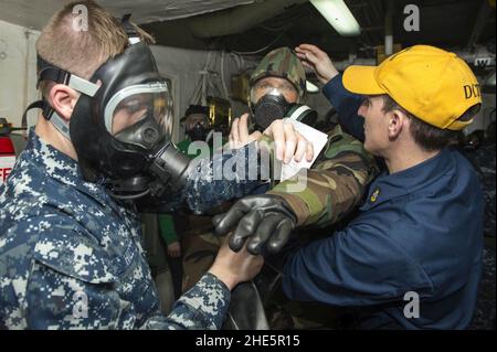 I marinai indossano un equipaggiamento protettivo personale durante un trapano CBR. (8577550374). Foto Stock