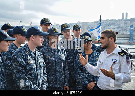 I marinai di stanza a bordo di USS Carney (DDG 64) visitano una nave israeliana mentre si trovano nel porto di Haifa, Israele 160221 Foto Stock