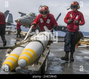 I marinai trasportano l'ordnance sul ponte di volo della USS Carl Vinson. (32384508620). Foto Stock