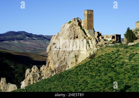 La torre del Castello di Pietratagliata sulla roccia, paesaggio storia della Sicilia Foto Stock