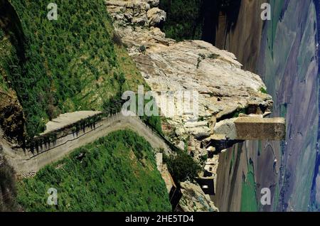 La torre del Castello di Pietratagliata sulla roccia, paesaggio storia della Sicilia Foto Stock