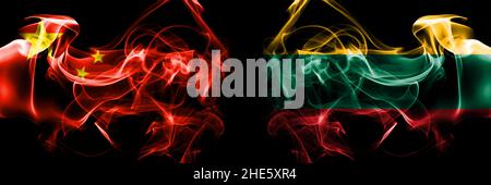 Bandiere di Cina, cinese contro Lituania, lituano. Segnalatore di fumo affiancato su sfondo nero. Foto Stock