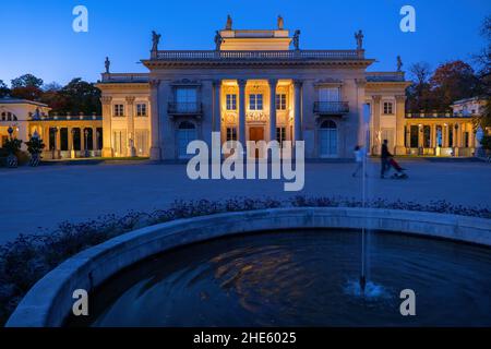 Palazzo sull'isola e fontana di notte nel Parco reale Lazienki a Varsavia, Polonia, pietra miliare dell'architettura neoclassica della città. Foto Stock