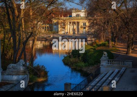 Fine autunno nel Parco reale Lazienki nella città di Varsavia, Polonia. Lago e Palazzo sull'isola all'alba, residenza estiva neoclassica del re Stanisław Foto Stock