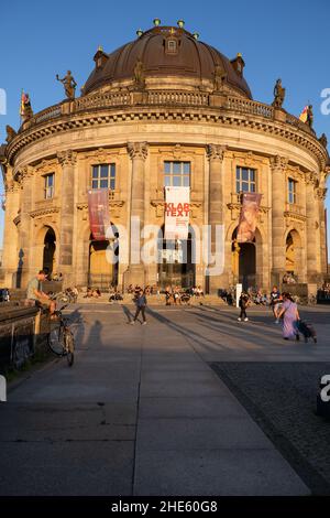 Berlino, Germania, edificio del Museo Bode al tramonto sull'Isola dei Musei, punto di riferimento della città in stile Barocco Revival. Foto Stock