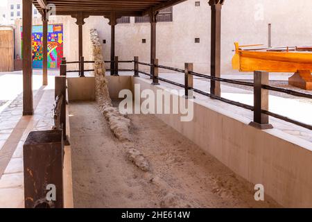 Wall of Old Dubai - le vecchie mura della città di difesa in pietra corallina rimangono nel quartiere storico di al Fahidi, Dubai, Emirati Arabi Uniti. Foto Stock