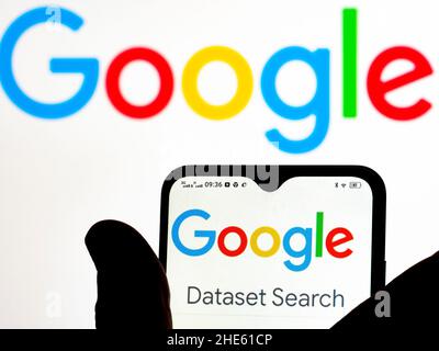 In questa foto è visualizzato il logo Google Dataset Search sullo smartphone Foto Stock