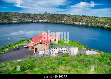 Splendida vista del Lago Blu e casa colorata in Mt Gambier, Australia Foto Stock