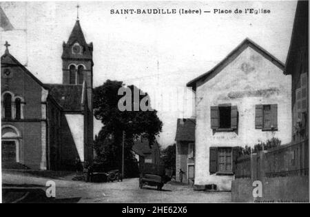 Saint-Baudille de la Tour, Place de l'église, 1908, p188 de l'Isère les 533 Communes - Gaymard foto Lacnieu. Foto Stock