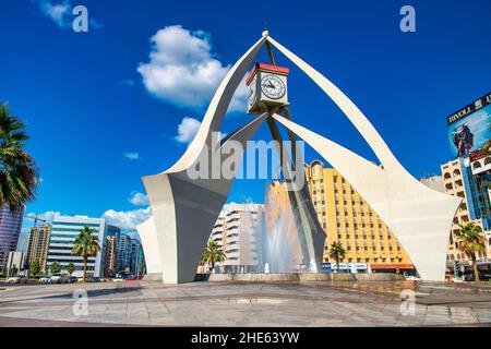 DUBAI, Emirati Arabi Uniti - 11 DICEMBRE 2016: Deira Clocktower è un moderno punto di riferimento a Bur Dubai Foto Stock