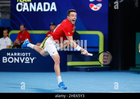 Sydney, Australia. 09th Jan 2022. Roberto Bautista Aott del Team Spain colpisce la palla contro Felix Auger-Aliassime del Team Canada durante la finale della Coppa ATP alla Ken Rosewall Arena, Sydney Olympic Park, Sydney, Australia, il 9 gennaio 2022. Foto di Peter Dovgan. Solo per uso editoriale, licenza richiesta per uso commerciale. Nessun utilizzo nelle scommesse, nei giochi o nelle pubblicazioni di un singolo club/campionato/giocatore. Credit: UK Sports Pics Ltd/Alamy Live News Foto Stock