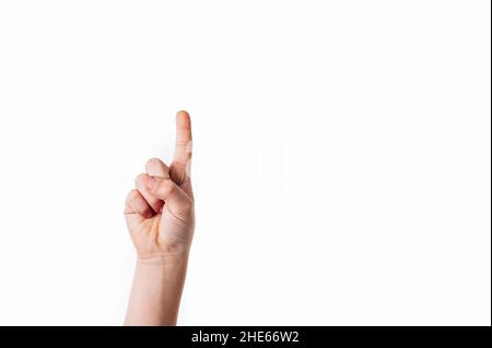 Schermo a sfioramento del dito dell'indice isolato su sfondo bianco. Mano che simula la pressione di un pulsante o altro con il dito indice esteso, isolato su Foto Stock