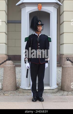 OSLO, NORVEGIA - 1 LUGLIO 2016: Questo è un'ora di guardia vicino al Palazzo reale. Foto Stock