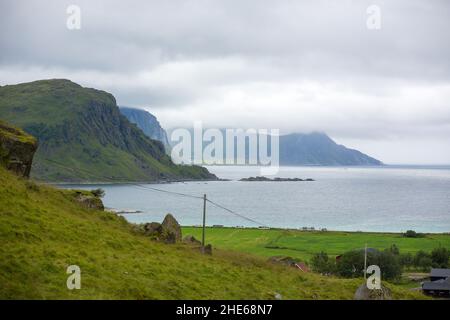 Natura stupefacente a Lofoten, Norvegia settentrionale in una giornata di nebbia piovosa e nebulosa, in estate Foto Stock