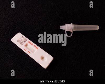 covid19 o nuovo test omicron per coronavirus con metodo rapid antigen. il miscelatore per antigene e il kit di auto-test. shot prelevato su sfondo scuro. Foto Stock