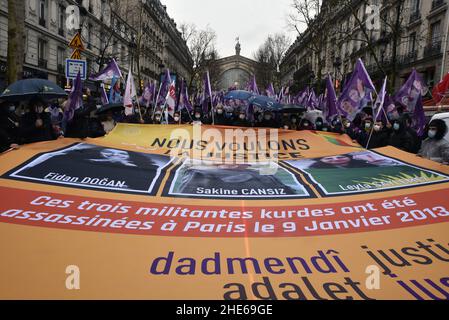 Marcia in omaggio alla sakine Cansiz, Fidan Dogan e Leyla Soylemez, il triplo omicidio che ha preso di mira 3 attiviste curde a Parigi nel gennaio 2013, a Parigi, Francia, il 08 gennaio 2022. 9 anni dopo i curdi continuano a chiedere che sia fatta giustizia a loro. Foto di Patrice Pierrot/ABACAPRESS.COM Foto Stock